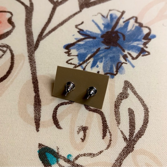 💜 Silver Heart Stud Earrings NWT/NWOT - Picture 3 of 3